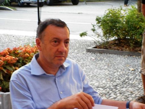 Passi avanti per lo sky bar sul tetto della biglietteria della Navigazione a Pallanza