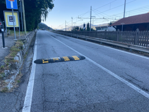 Rischio incidenti per i dissuasori “a metà” in via Repubblica e vicino al circolo Ferraris