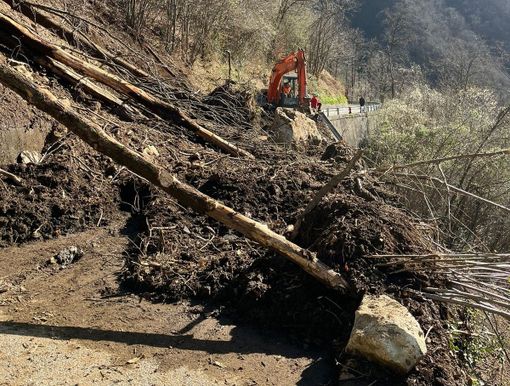 Riaperta la provinciale 160 di Valstrona dopo la frana Riaperta la provinciale 160 di Valstrona dopo la frana