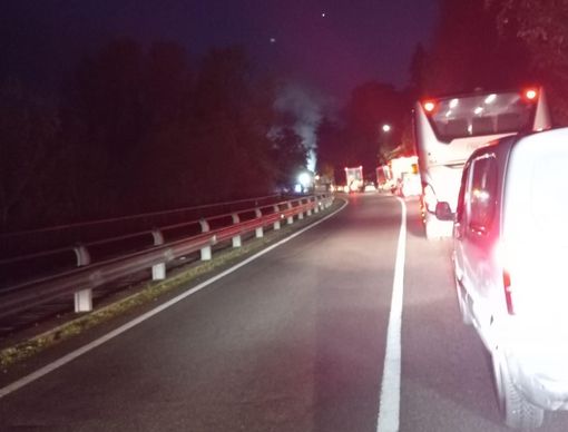 Mezzo in fiamme sulla strada di Fontotoce: illeso il conducente