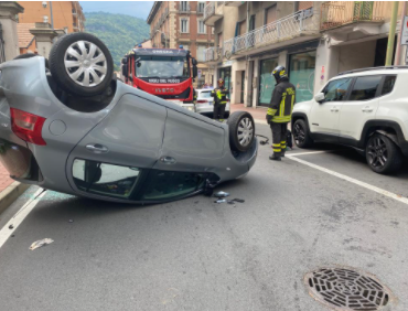 Auto si ribalta in via Mazzini Auto si ribalta in via Mazzini
