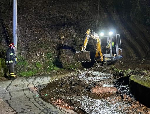 Smottamenti a Sasso Gambello, vietata la circolazione sulla strada FOTO E VIDEO Smottamenti a Sasso Gambello, vietata la circolazione sulla strada FOTO E VIDEO