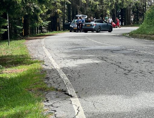 Mottarone, buche e asfalto sconnesso lungo la strada: la denuncia degli automobilisti