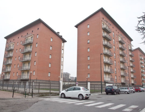 Marrone: "Diamo le case popolari ai dipendenti pubblici in trasferta". Minoranza e inquilini contro la Regione