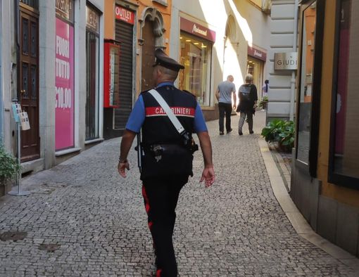Giovane verbanese denunciato per furto: era autore di cinque colpi in città