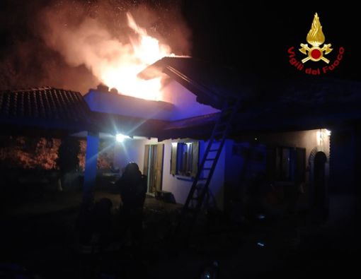 Fiamme nella casa del sindaco Severino. Lei e il marito trasportati in ospedale Fiamme nella casa del sindaco Severino. Lei e il marito trasportati in ospedale