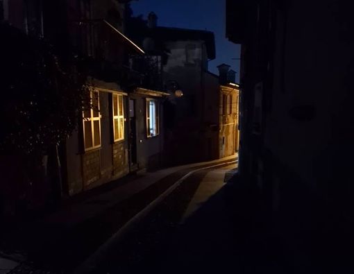 Piazza del Rosario al buio, la protesta dei residenti