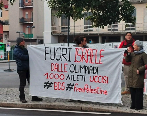 Verbania, proteste al passaggio della Fiamma Olimpica: "Israele sia escluso dai Giochi" Verbania, proteste al passaggio della Fiamma Olimpica: "Israele sia escluso dai Giochi"