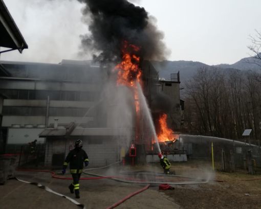 Incendio alla fonderia Perucchini, nessuna concentrazione pericolosa nell'aria Incendio alla fonderia Perucchini, nessuna concentrazione pericolosa nell'aria