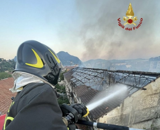 Incendio alle ex officine Buzzi: si indaga sul dolo, disposta la messa in sicurezza dell’area Incendio alle ex officine Buzzi: si indaga sul dolo, disposta la messa in sicurezza dell’area