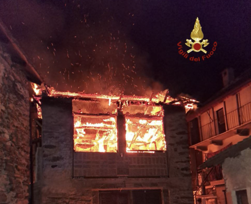 Tetto distrutto dalle fiamme a Migiandone Tetto distrutto dalle fiamme a Migiandone