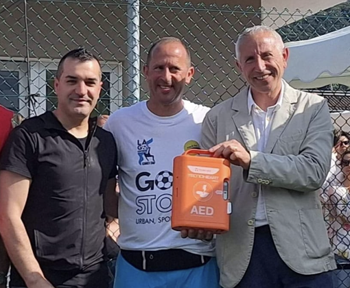 Il Cantante della Solidarietà dona un defibrillatore al comune  FOTO