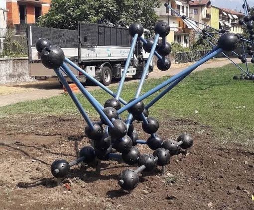 Omegna, un nuovo origami completa l'installazione al Forum