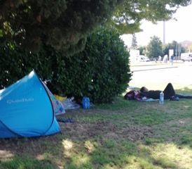 Pakistani accampati davanti al cimitero: il parere dei residenti