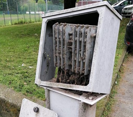 Atti vandalici a Cireggio: danneggiata una centralina dell'energia elettrica Atti vandalici a Cireggio: danneggiata una centralina dell'energia elettrica