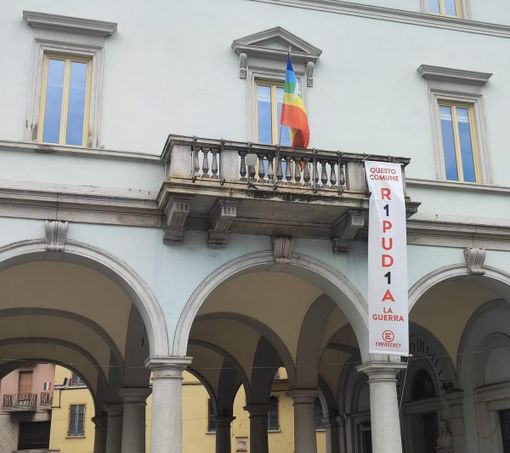 Omegna dice no alla guerra: lo striscione sulla facciata del municipio