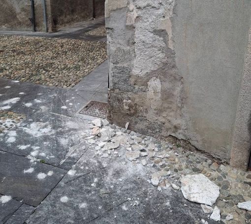 Pallanza, calcinacci in via Santo Stefano Pallanza, calcinacci in via Santo Stefano