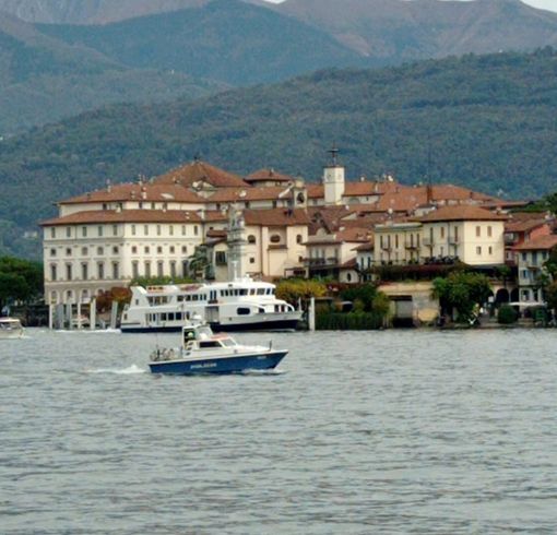 Mezzo in avaria nel lago, quattro persone soccorse dalla polizia