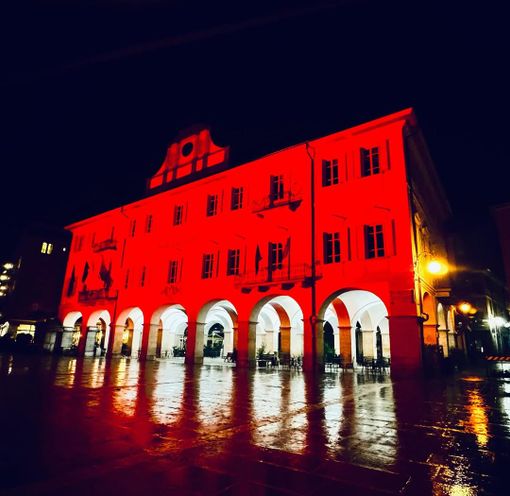 Settimana della Croce Rossa, il municipio di Verbania si tinge di rosso Settimana della Croce Rossa, il municipio di Verbania si tinge di rosso