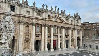 Papa Francesco, da oggi salma a San Pietro: l'omaggio dei fedeli. Sabato i funerali, attese 200mila persone