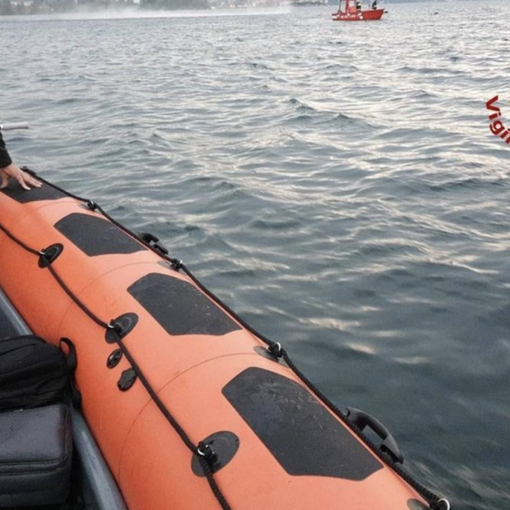 Lago Maggiore, barca a vela capovolta: 20 persone in salvo ma si cercano dispersi VIDEO