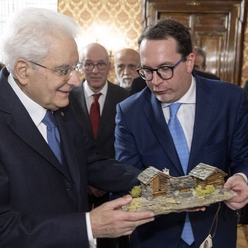 Il villaggio di montagna vuole rimanere vivo: un pezzo di Piemonte (in miniatura) per il presidente della Repubblica Mattarella