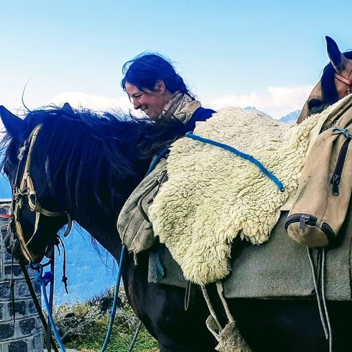 Cento giorni a cavallo dal Parco Nazionale d'Abruzzo a quello del Gran Paradiso, Paola Giacomini fa tappa a Vogogna