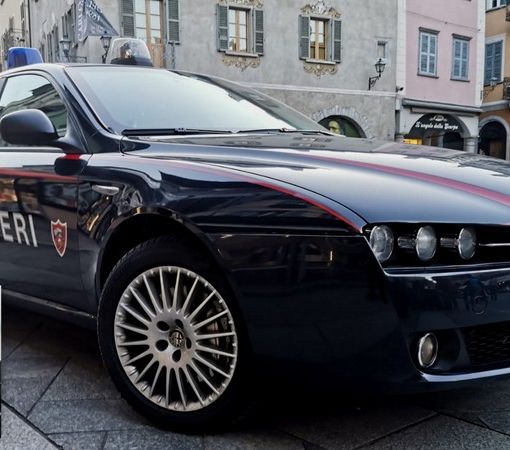 Identificati i clienti dei centri massaggi sequestrati nel Vco; nel riquadro il comandante dei carabinieri di Stresa, Luogotenente James Lui