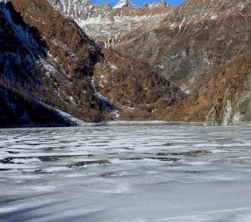 Foto: inizio d'anno con lago ghiacciato alla diga di Cheggio, in alta valle Antrona