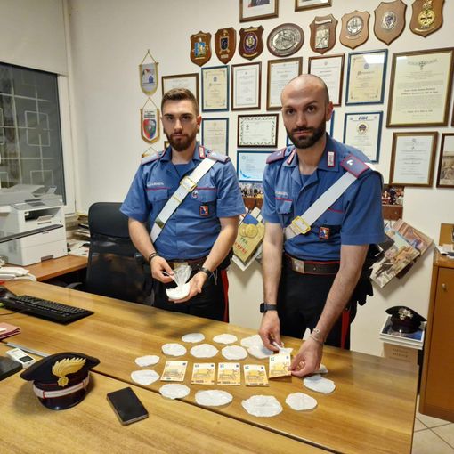 Nasconde la cocaina nel serbatoio dei liquidi per i tergicristalli, arrestato 36enne