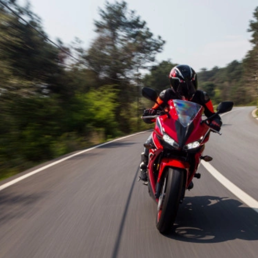 Assicurare la moto con una compagnia online: vantaggi e svantaggi