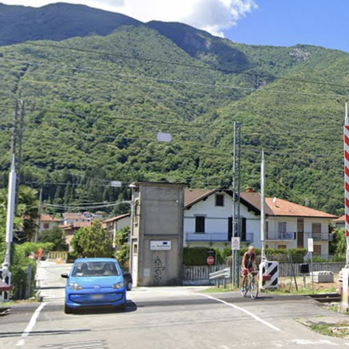 Abbatte le sbarre del passaggio a livello e fugge