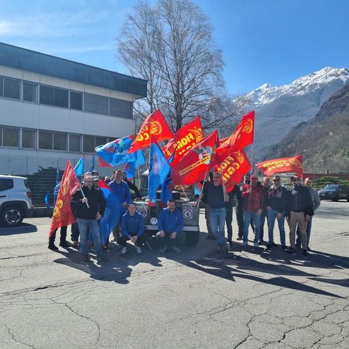 Lavoratori in sciopero davanti alla Travi e Profilati di Pallanzeno