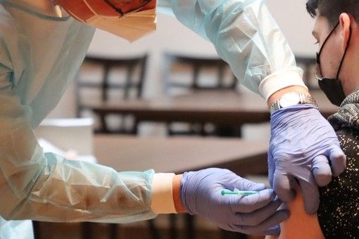 Vaccino antinfluenzale e anticovid, cambiano gli orari per le prenotazioni
