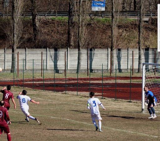 Foto: unmomento di Villa-Serravallese e nel riquadro  l'allenatore Manolo Giampaolo