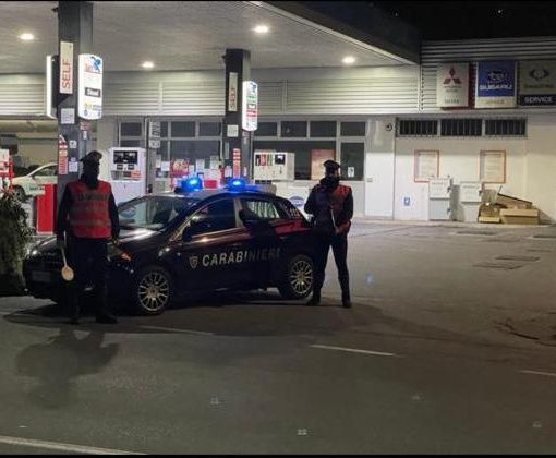 Esce di strada mentre rientra a casa ubriaco, patente ritirata e auto sequestrata ad un 52enne di Bee