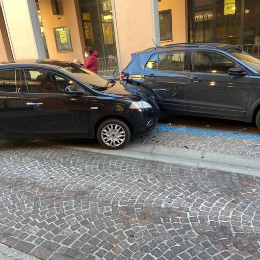 Auto va a  sbattere contro tre auto parcheggiate