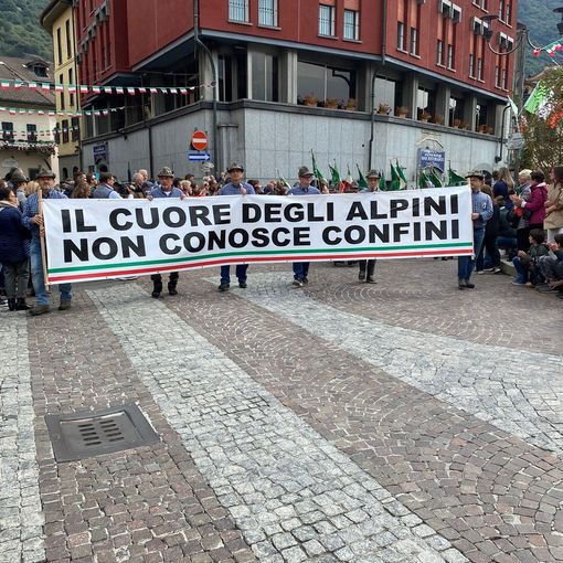Migliaia di penne nere per le vie della città: un successo il raduno degli alpini FOTO