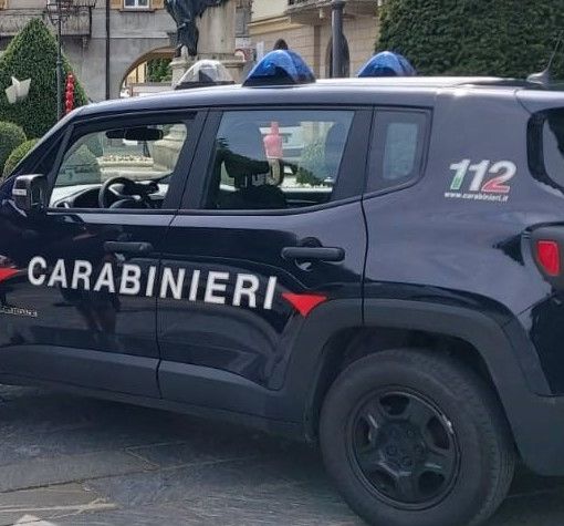 Si sdraia in mezzo alla strada, poi va al bar e insulta i carabinieri intervenuti