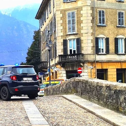 Minaccia con una mazza da baseball un turista novarese, denunciata una 50enne di Villa