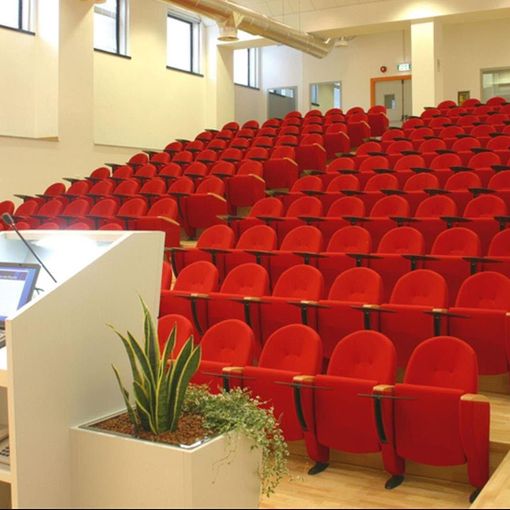 Sale dei congressi vuote: così affonda l’industria del settore