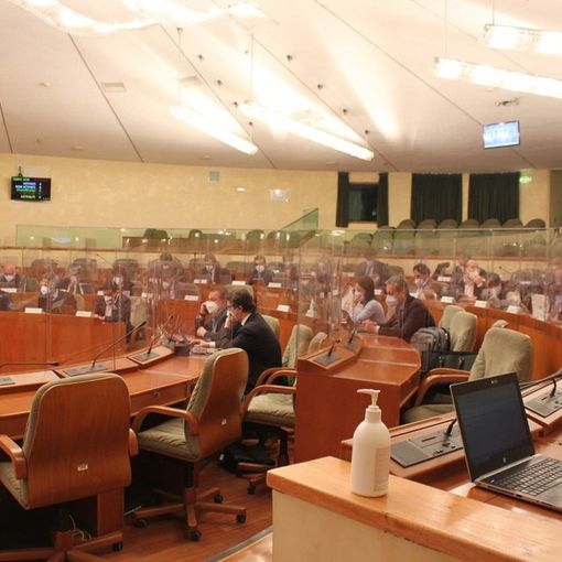 Il Consiglio regionale del Piemonte torna in presenza: in aula divisori in plexiglass e mascherine ffp2. FOTO e VIDEO