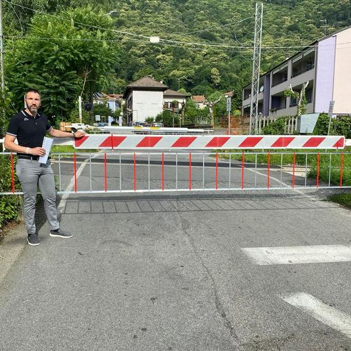Crusinallo, barriere anti attraversamento al passaggio a livello di via Lagostina