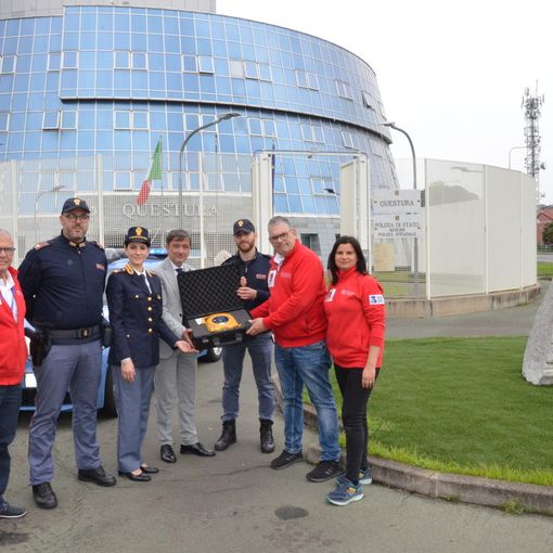 L'Associazione Italiana Cuore e Rianimazione ha donato un defibrillatore alla Questura di Verbania