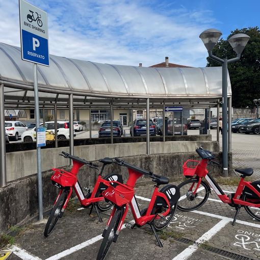 Nel cuore di Intra una postazione per le bici elettriche