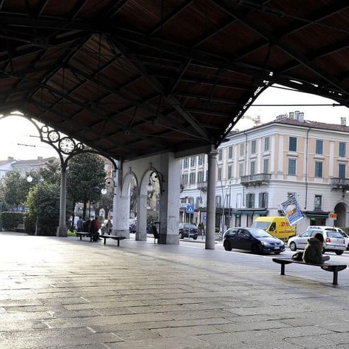 Un bar al posto dell’edicola sotto il vecchio imbarcadero di Intra