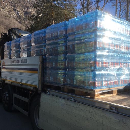 Dalle Fonti Vigezzo bancali di acqua minerale per le famiglie bisognose di Verbania FOTO