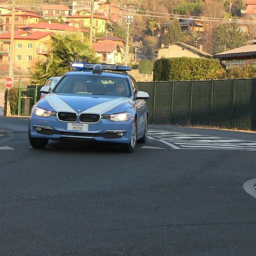 Ruba un mezzo di Conser Vco e guida in maniera spericolata nel parcheggio dell'Esselunga, arrestato dalla Polizia
