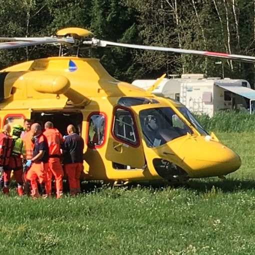Armeno, grave un bimbo di 4 anni travolto da una porta