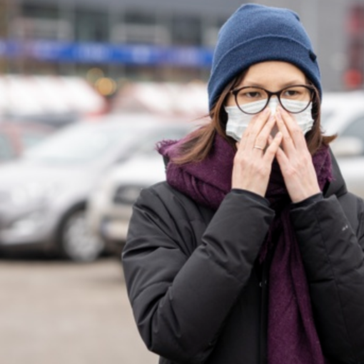 Niente più mascherina all'aperto. L'obbligo rimane per negozi e mezzi pubblici